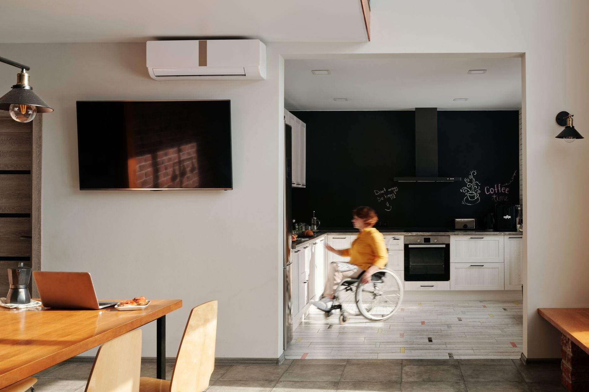 Kobieta na wózku inwalidzkim w nowoczesnej kuchni DIY