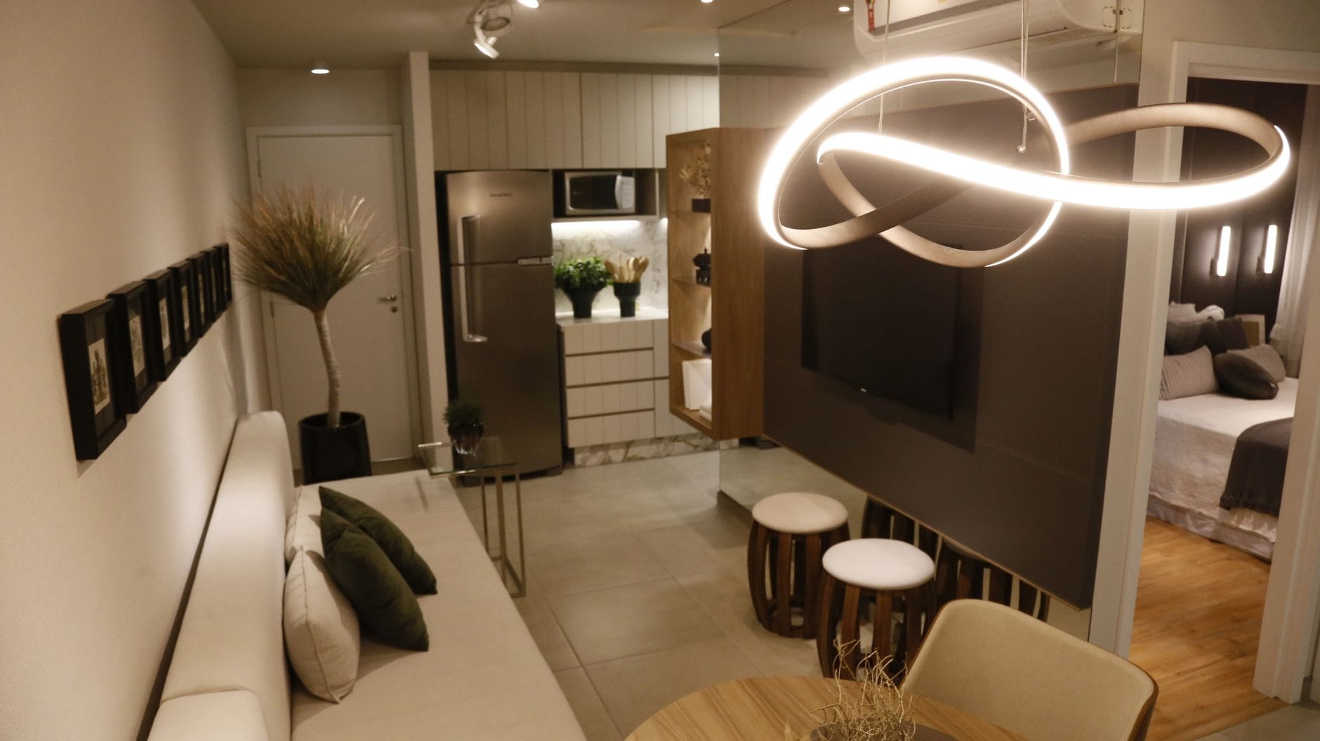 Luksowny nowoczesny salon z eleganckim oświetleniem i dekoracjami