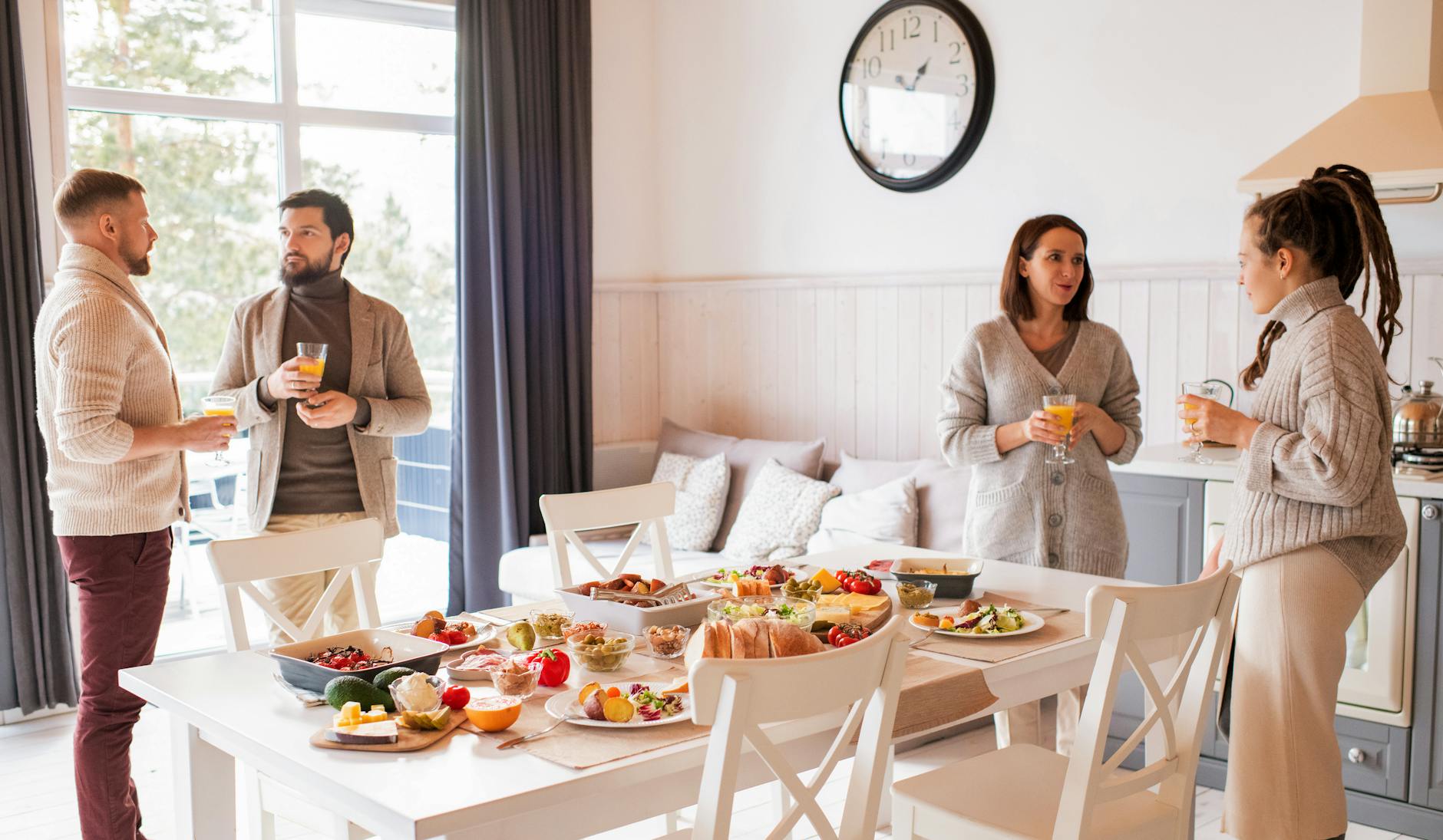 Przyjaciele przy stole jedzą wspólny brunch w przytulnej jadalni