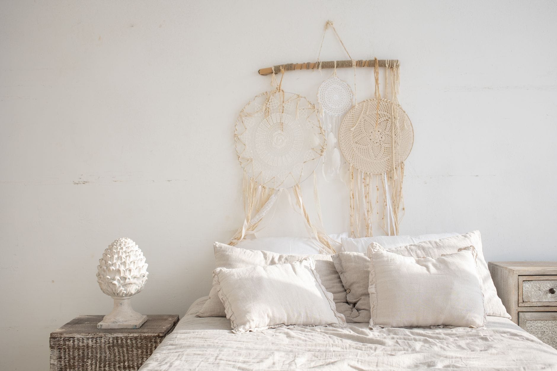 Rustykalna sypialnia boho z ł dreamcatcherem i białą pościelą Rustykalna sypialnia boho z ł dreamcatcherem i białą pościelą