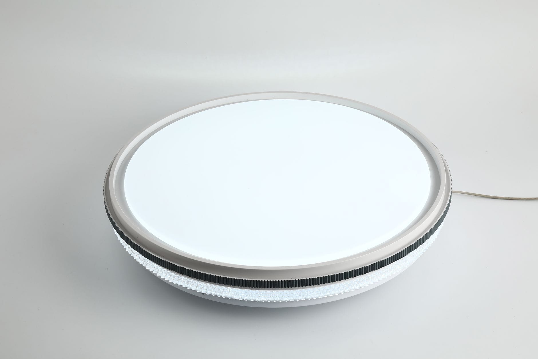 Minimalistyczna okrągła lampa sufitowa na białym tle