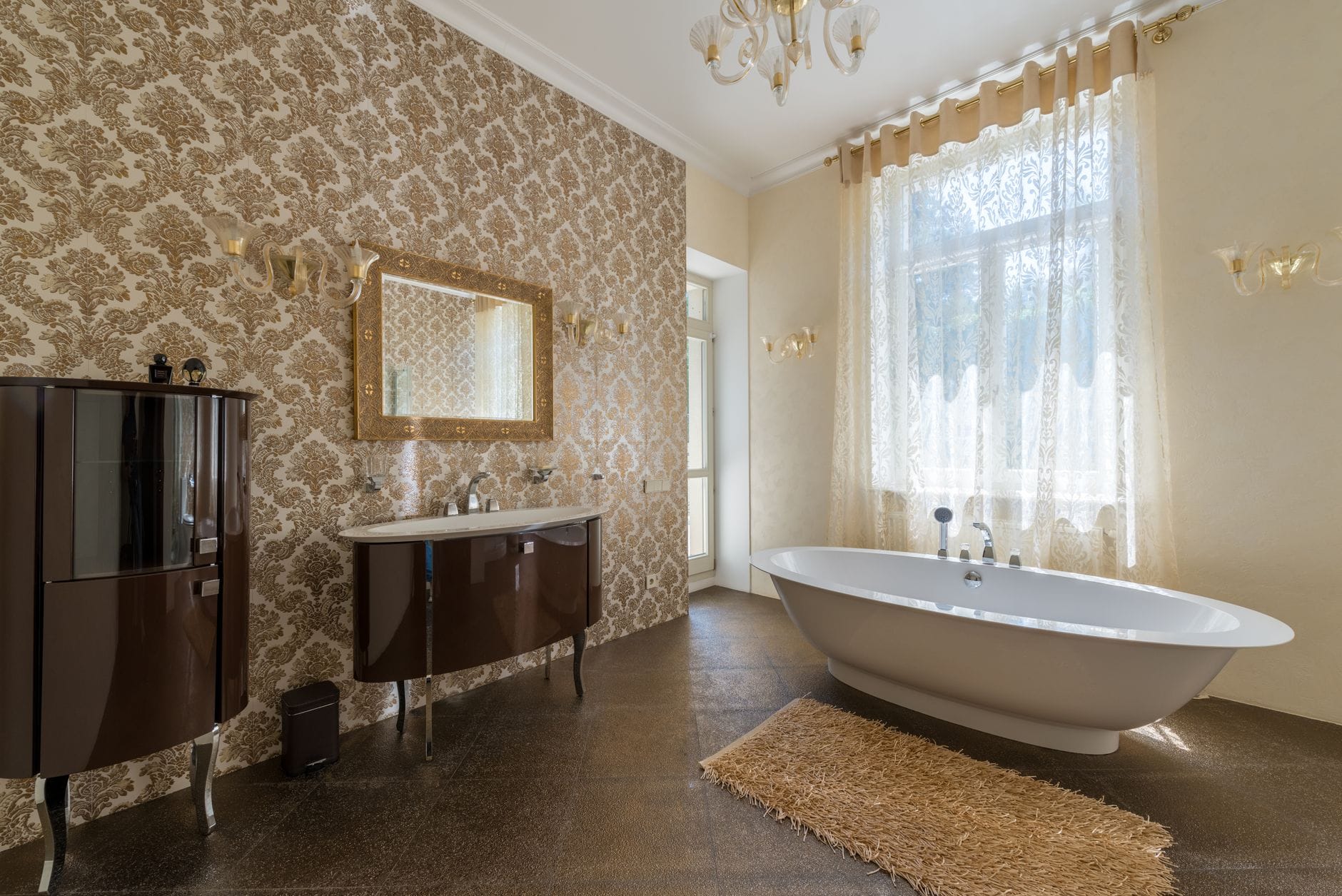 Łazienka w stylu retro: jak łączyć stare kafle, wolnostojącą wannę i nowoczesną armaturę Przestronna łazienka retro z beżowymi ścianami i dużym oknem z zasłonami