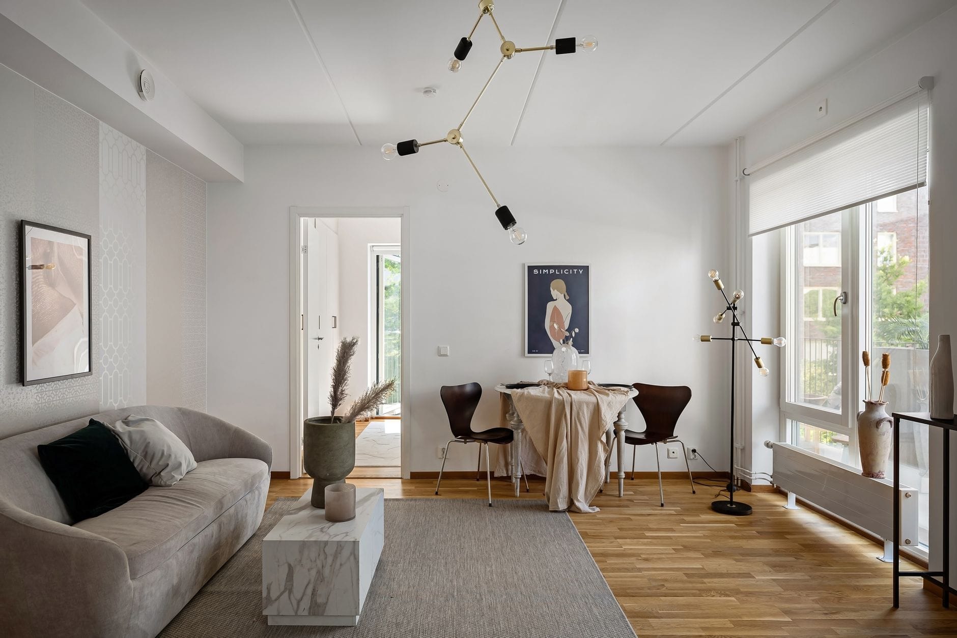 Nowoczesny salon w minimalistycznym stylu z naturalnym światłem