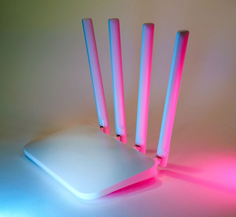 Nowoczesny router bezprzewodowy z neonowym podświetleniem