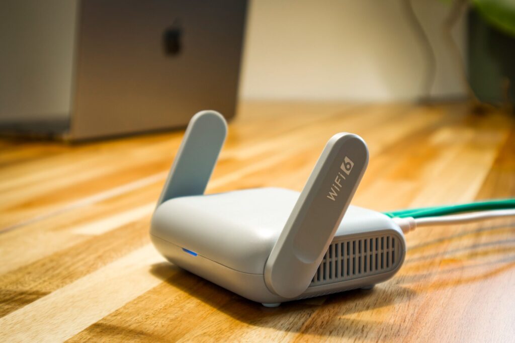 Router WiFi 6 z antenami na drewnianym biurku