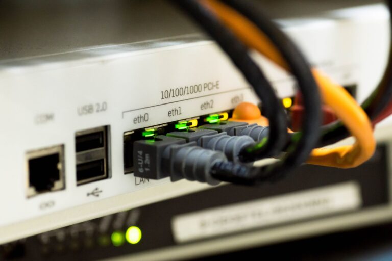 Zbliżenie kabli Ethernet podłączonych do routera